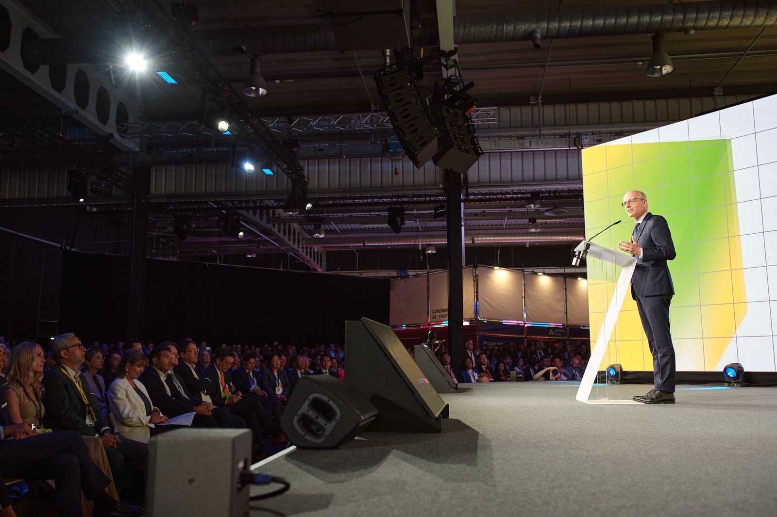 Paperjam — Eröffnungszeremonie: der Premierminister von Luxemburg auf der Bühne vor vollem Saal