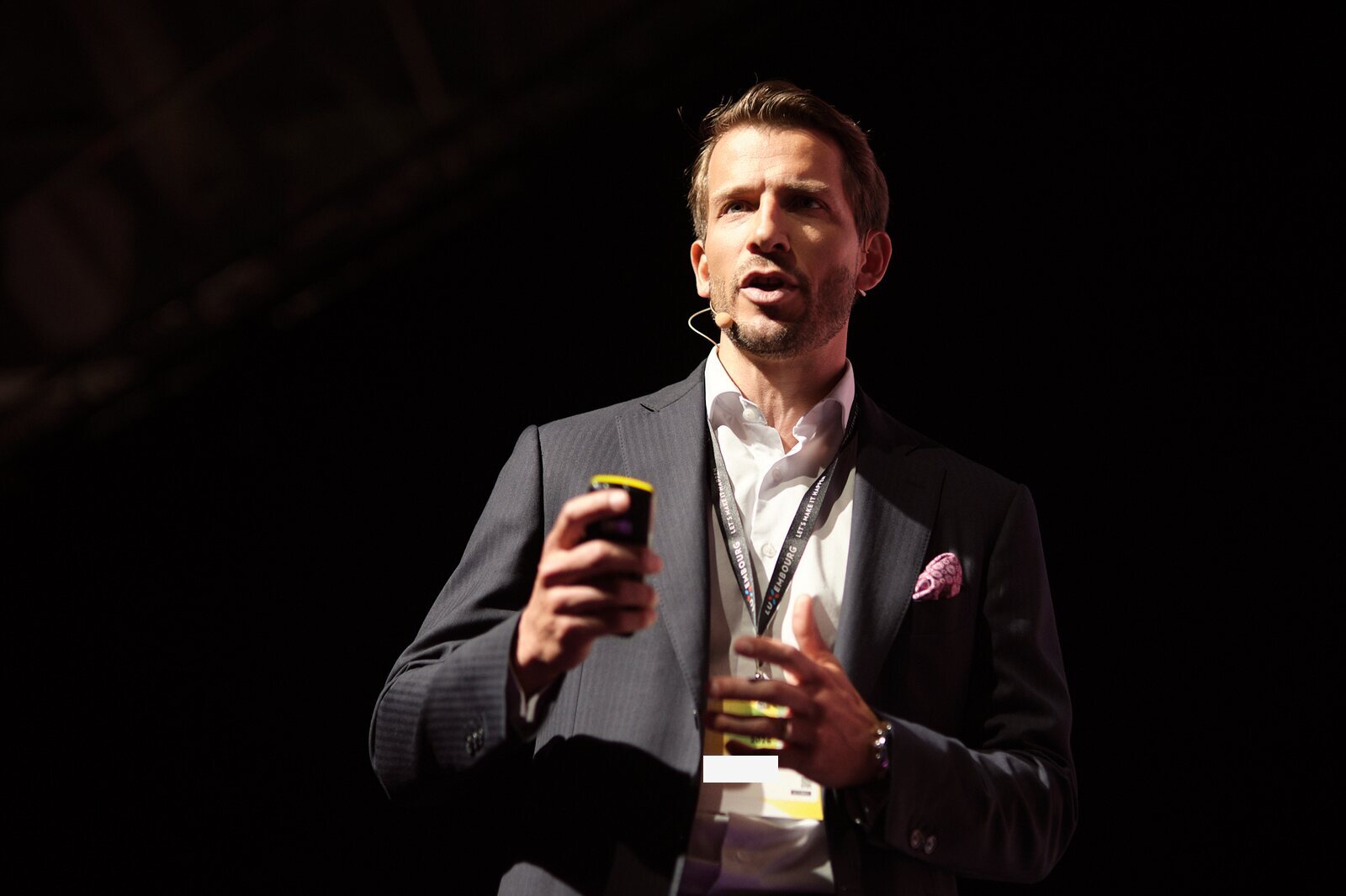 Paperjam — Keynote-Speaker auf dunkler Bühne, Nahaufnahme
