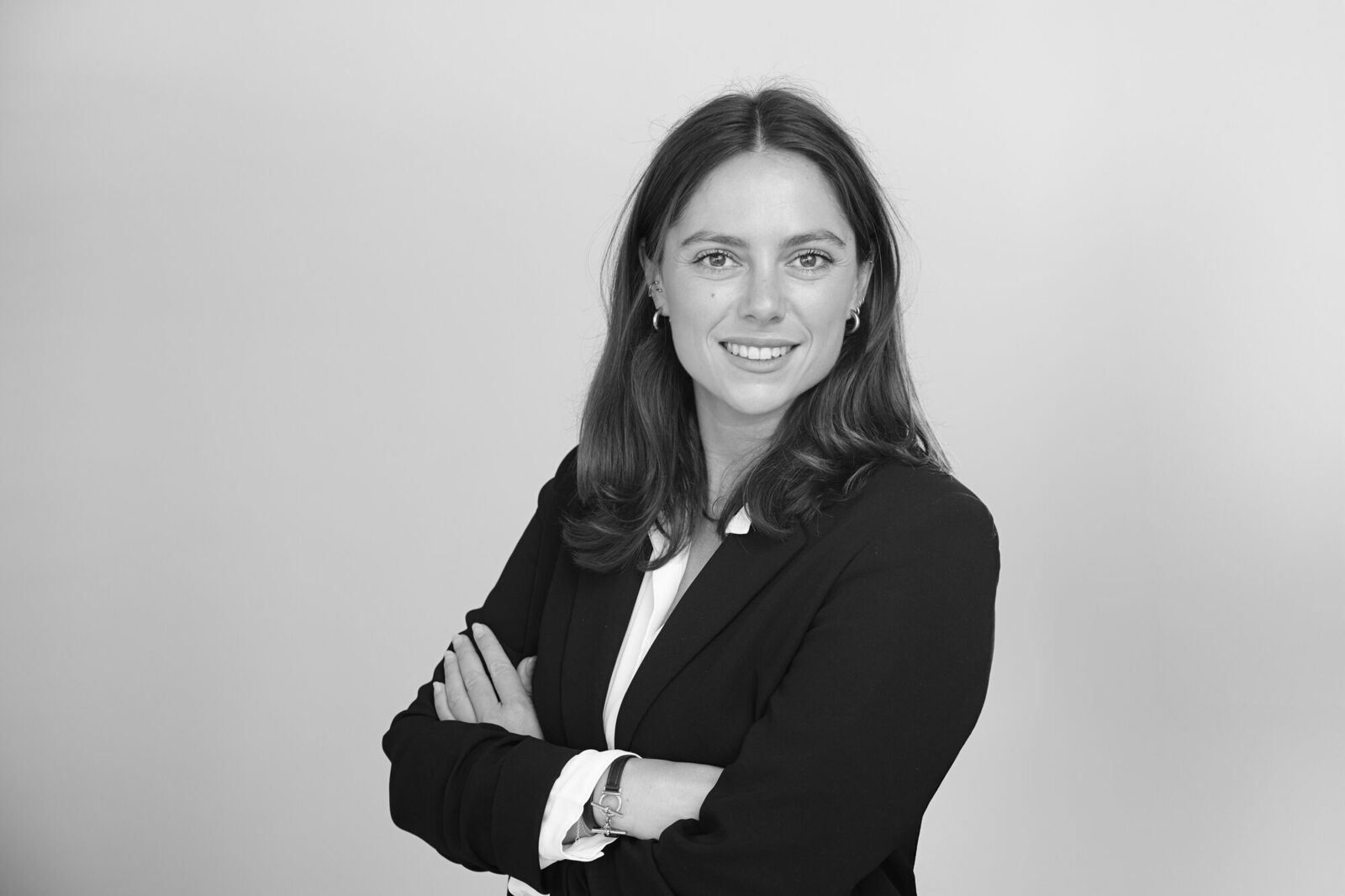 Simpson Thacher & Bartlett — Schwarz-Weiß-Business-Porträt, verschränkte Arme
