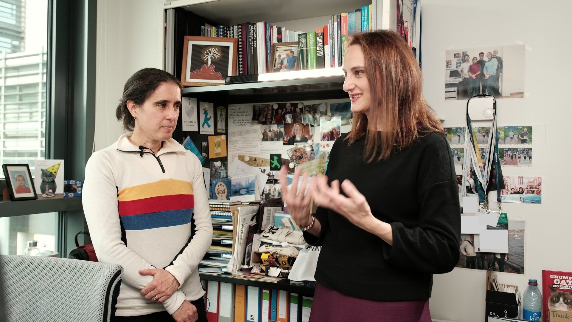 Universität Luxemburg — Standbild aus einem Interviewfilm: Gespräch in einem Büro