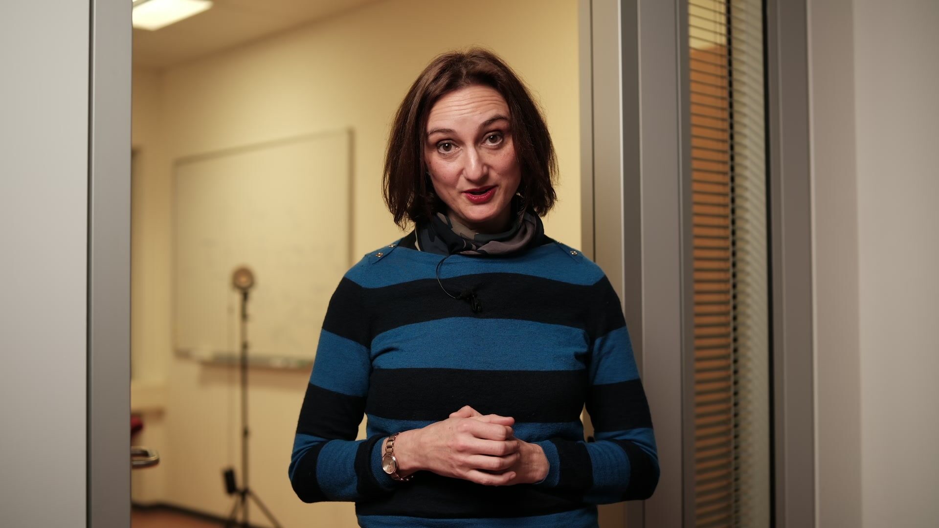 Universität Luxemburg — Standbild aus einem Interviewfilm: Vorstellung in die Kamera