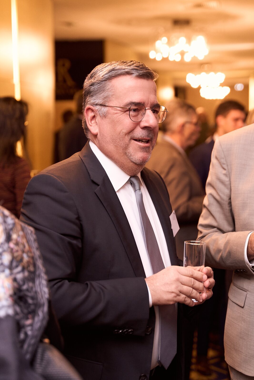 Universität Luxemburg — Gast mit Glas beim Empfang